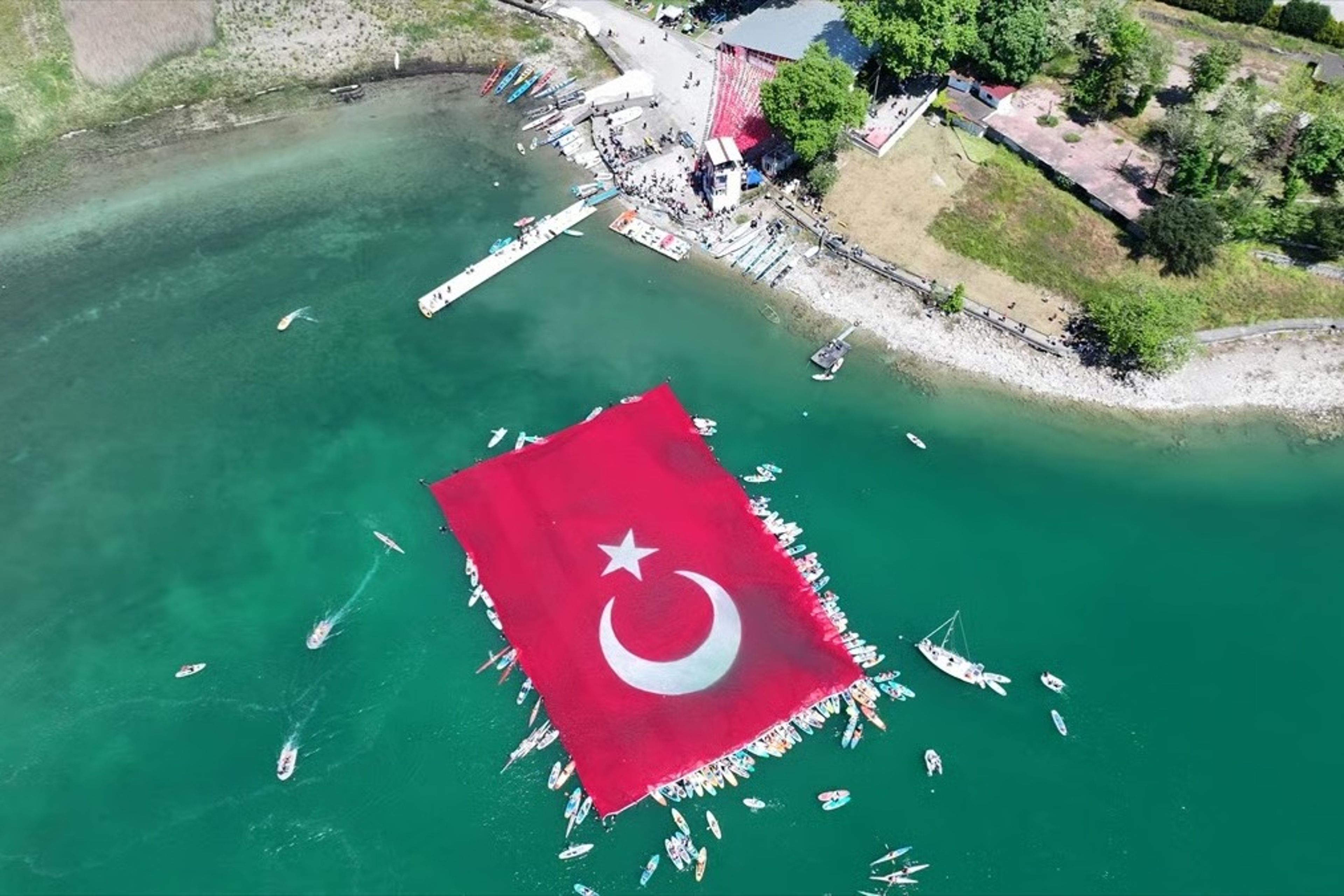 Sapanca Gölü'nde 1923 metrekarelik Türk bayrağı açıldı!