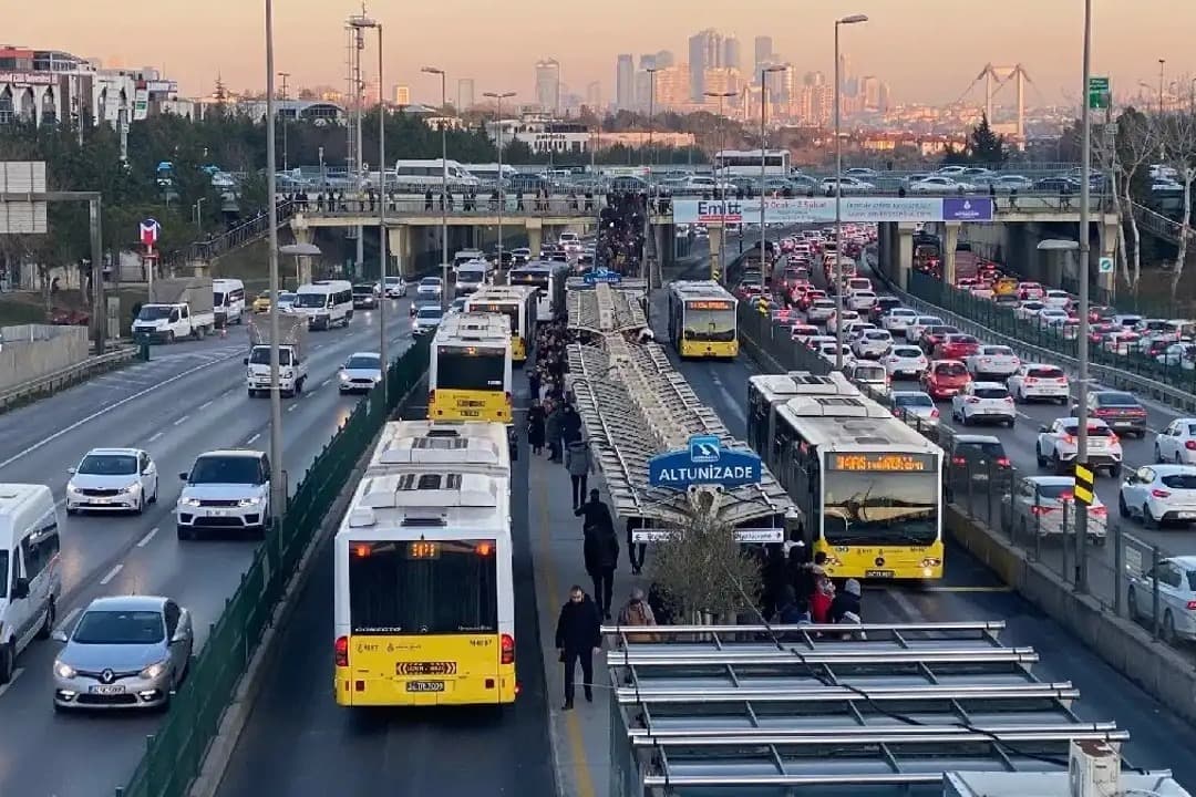 Yola çıkacaklar dikkat! Toplu taşıma ücretsiz, bazı yollar kapalı