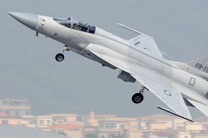 Azerbaycan 40 adet JF-17 savaş uçağı alıyor