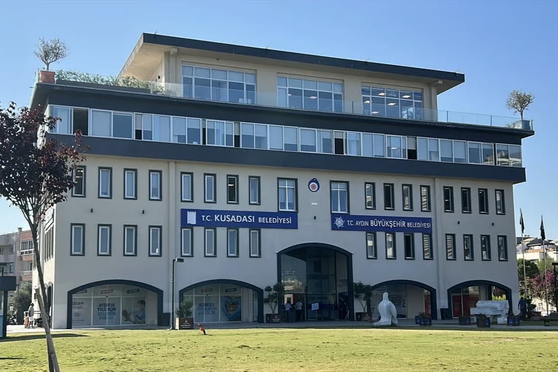 Kuşadası Belediyesi operasyonunda karar çıktı! 14 şüpheli tutuklandı