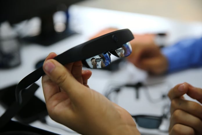 Görme engellilere "Sesli rehber" akıllı gözlük