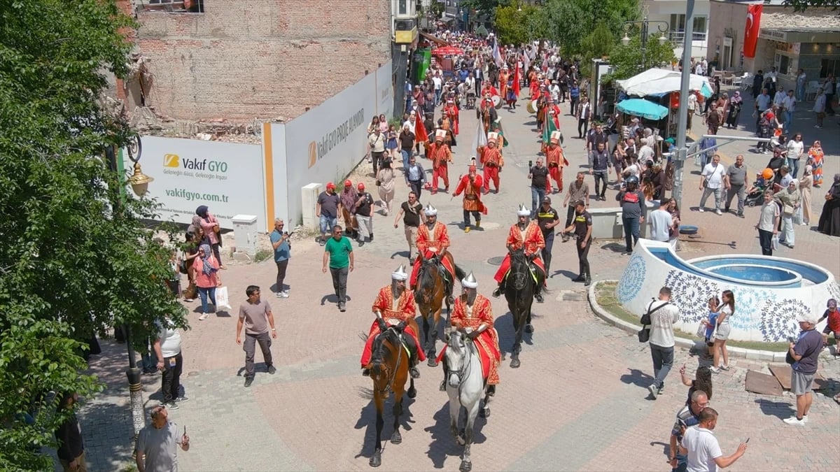 Eski çarşılardan geçerek müzeye uzanan yolculuk