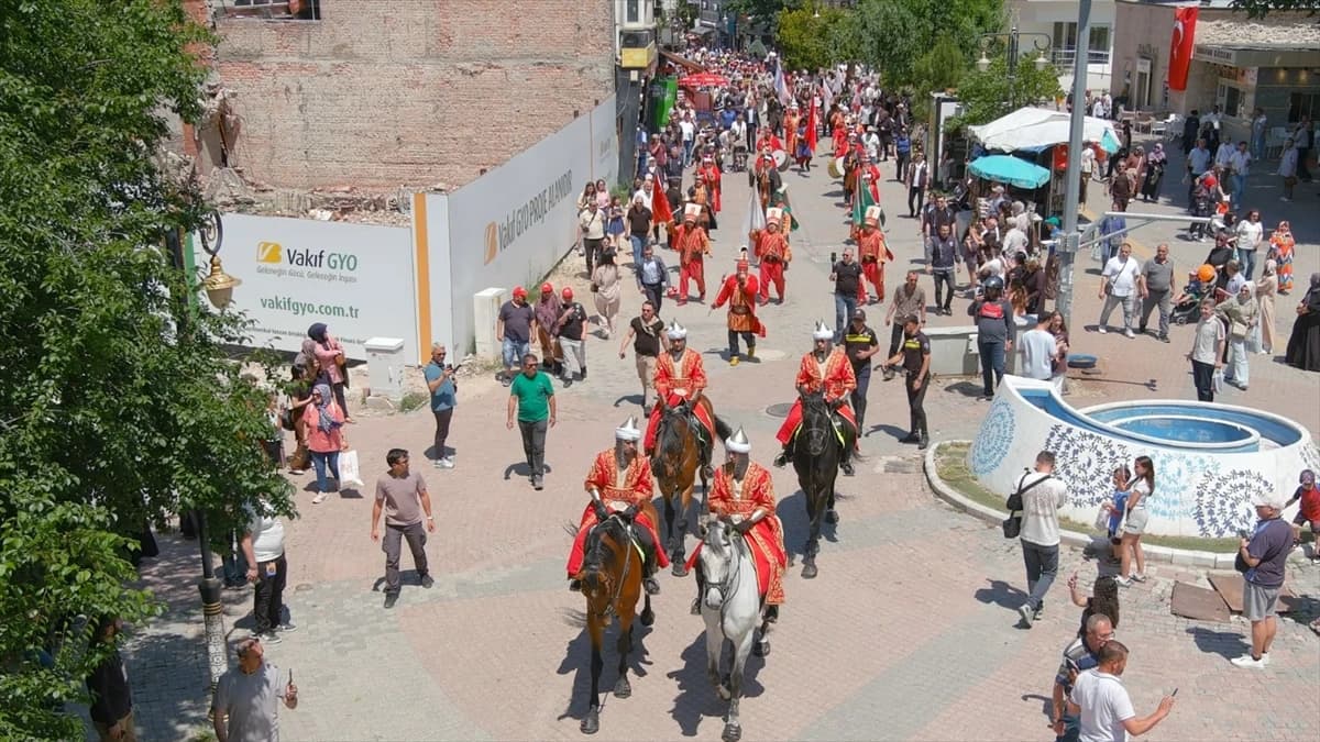 Eski çarşılardan geçerek müzeye uzanan yolculuk