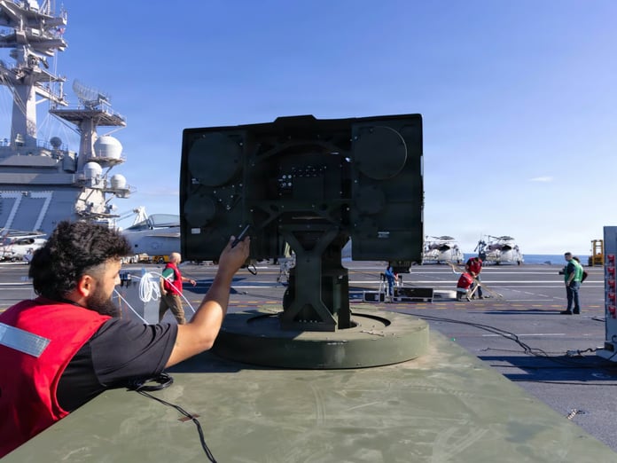 ABD Donanması uçak gemisinden ilk kez lazer silahı ateşledi