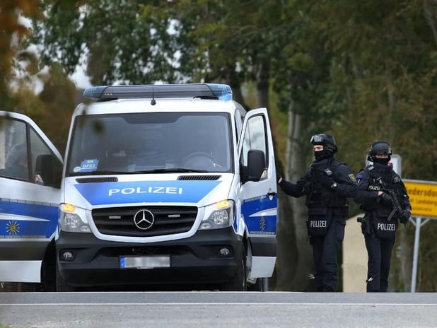 Almanya'da tatbikatı gerçek sanan polis askerlerle çatıştı