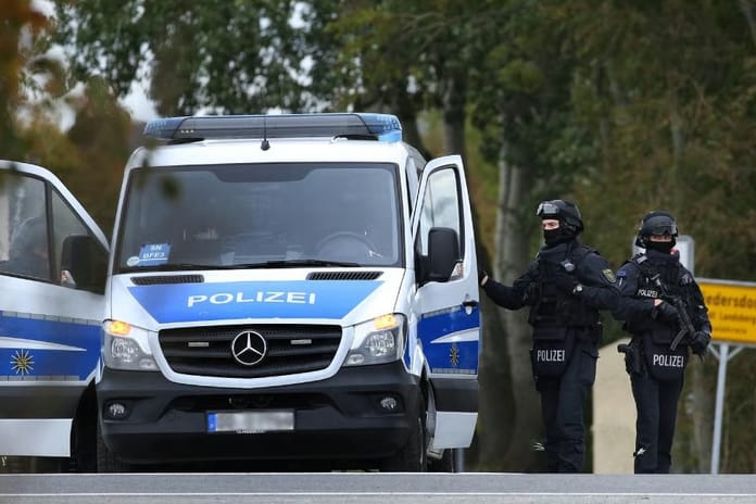 Almanya'da tatbikatı gerçek sanan polis askerlerle çatıştı