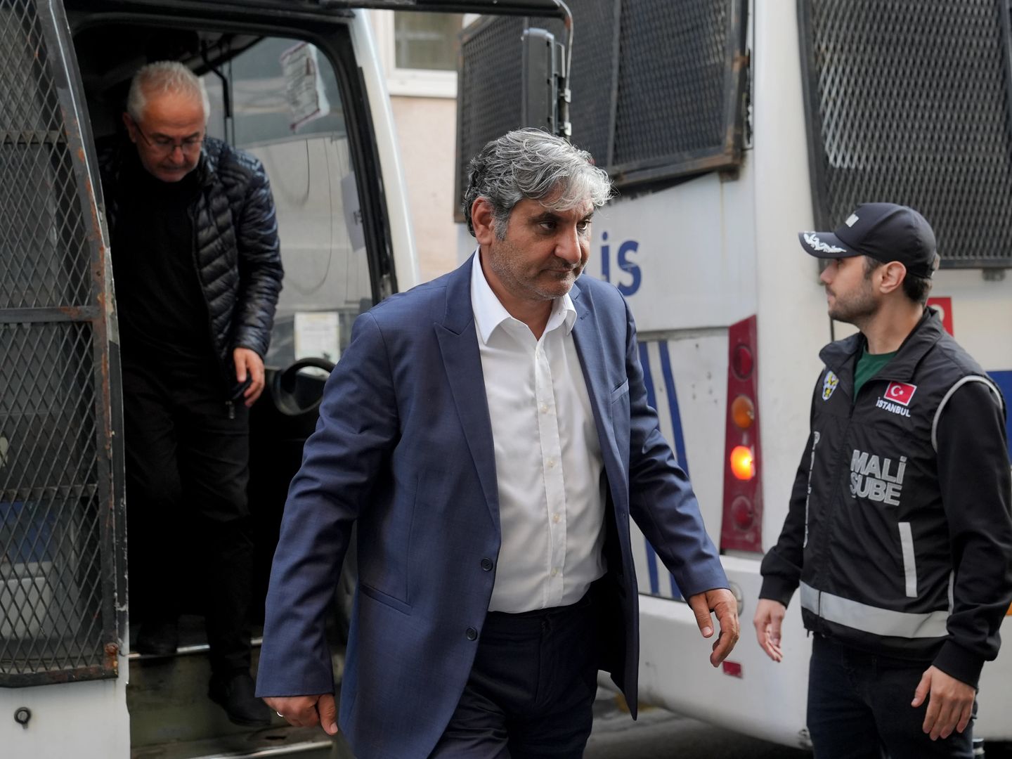 İBB'ye yönelik yolsuzluk soruşturmasında Aykut Erdoğdu ve 2 şüpheli tutuklandı
