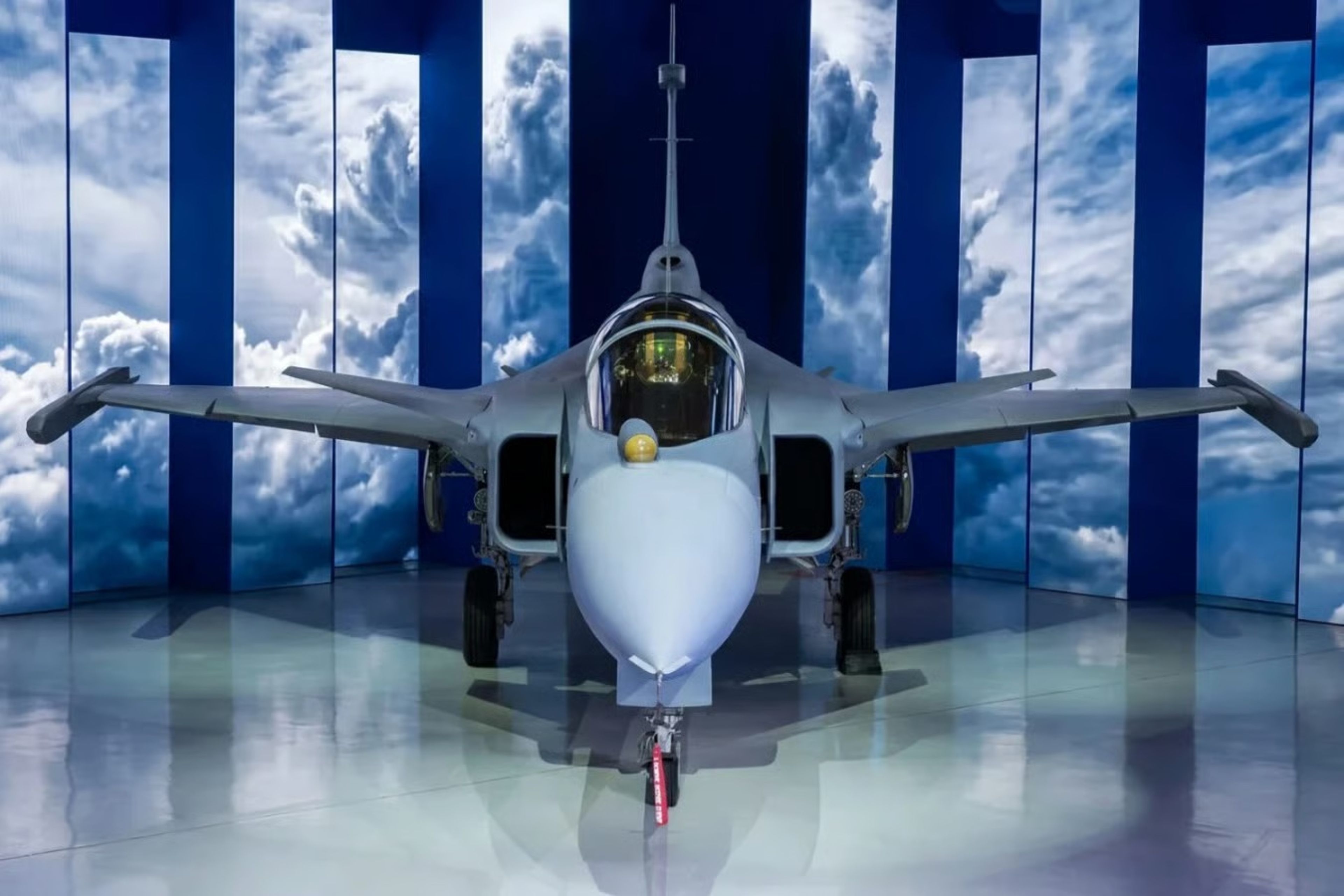 Brezilya’da monte edilen ilk Gripen E savaş uçağı tanıtıldı