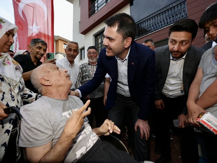 Bakan Kurum depremzede aileleri ziyaret etti