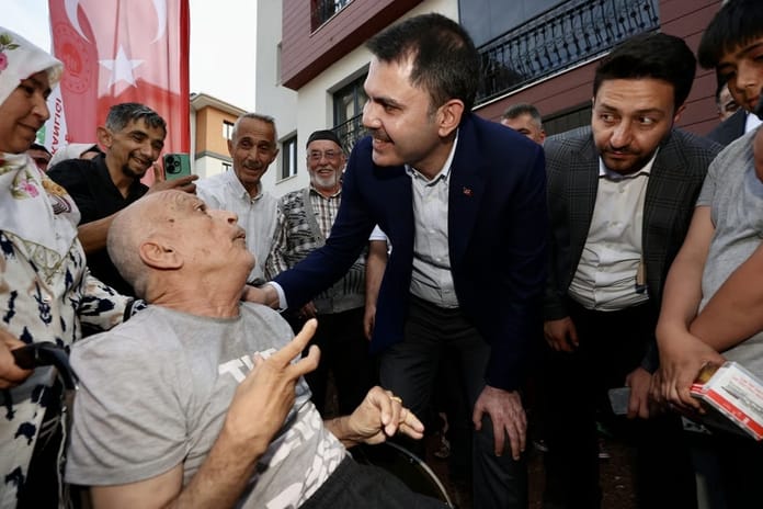 Bakan Kurum depremzede aileleri ziyaret etti