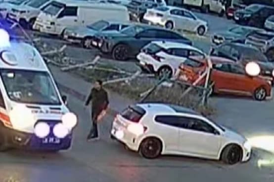 Ambulansın önünü kesti, şoförün üzerine yürüdü