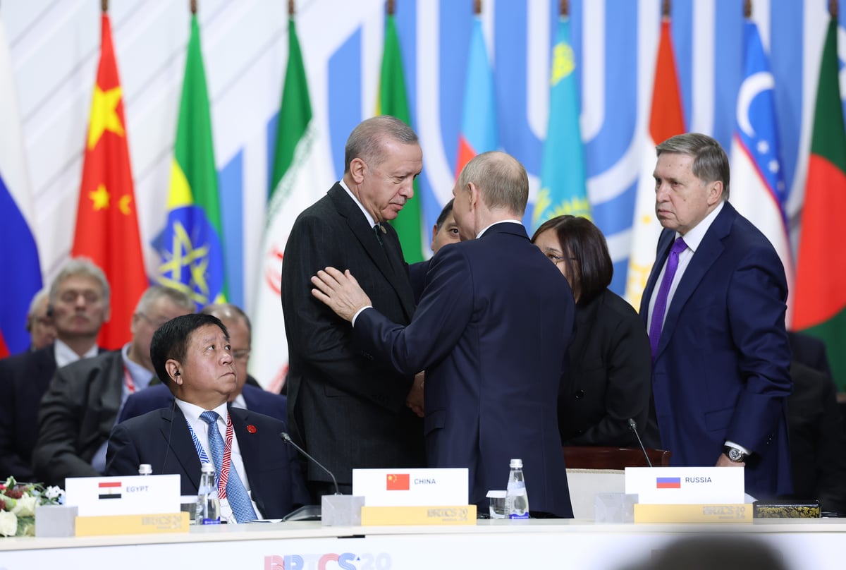 Cumhurbaşkanı Erdoğan, BRICS Zirvesi'nde Rusya Devlet Başkanı Vladimir Putin ile selamlaştı. (AA)