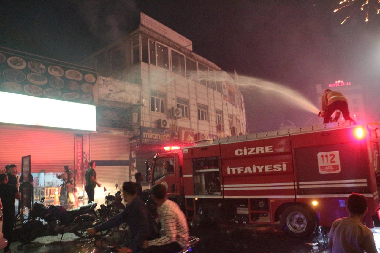 Cizre'de Amedspor'un galibiyet kutlamalarında 3 iş yeri ile 1 araç yandı