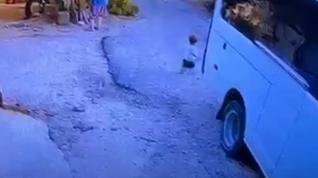 Servis minibüsünün altında kalan 1,5 yaşındaki çocuk hayatını kaybetti