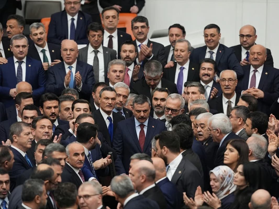 AK Partili vekillerle CHP'li vekiller birbirine girdi