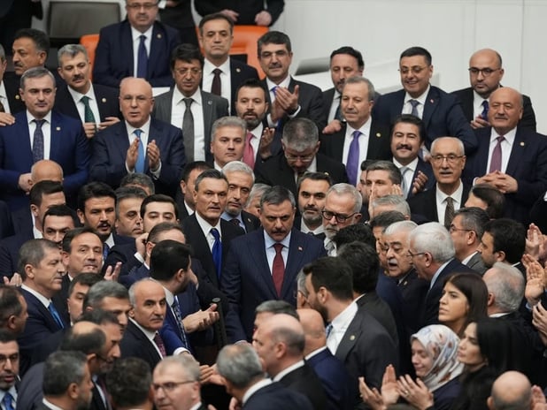 Meclis'te 'yemin' krizi! AK Partili vekillerle CHP'li vekiller birbirine girdi