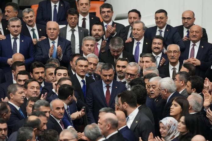 Meclis'te 'yemin' krizi! AK Partili vekillerle CHP'li vekiller birbirine girdi