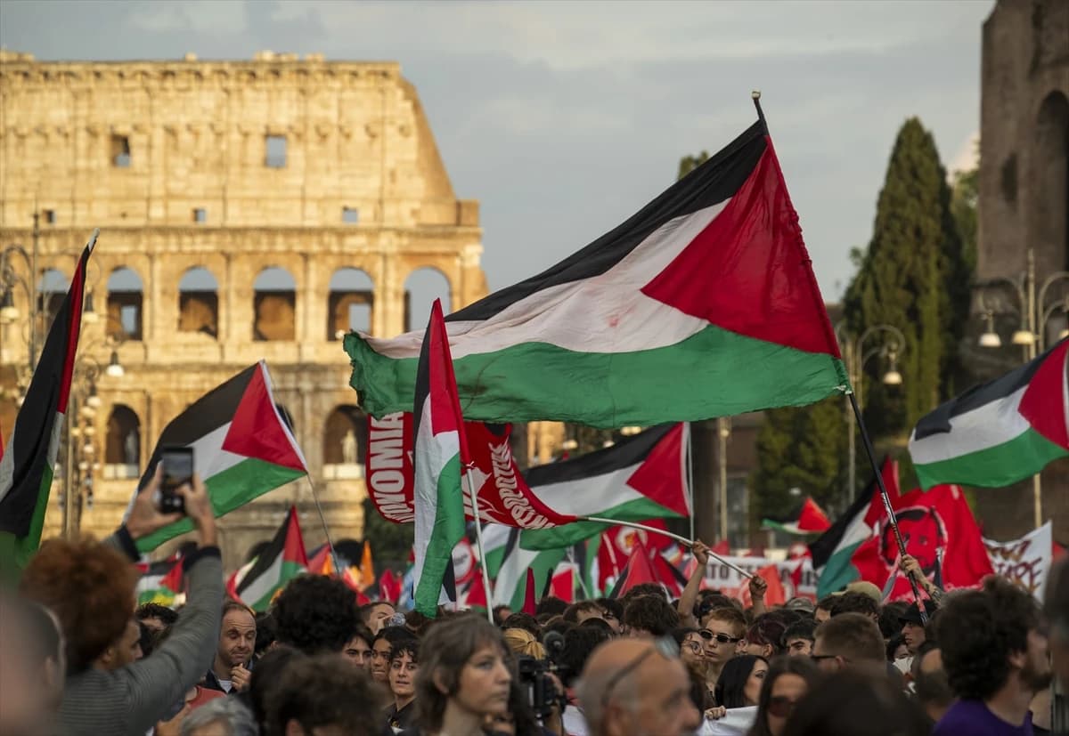 İtalya'da dev protesto: Binlerce kişi Sumud Filosu için sokakta