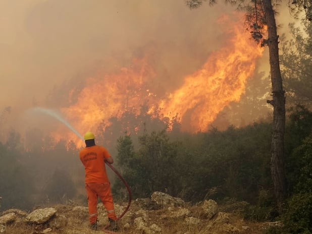 Türkiye yangınlarla boğuşuyor: Antalya'dan Karabük'e çok sayıda noktada yeni yangınlar çıktı