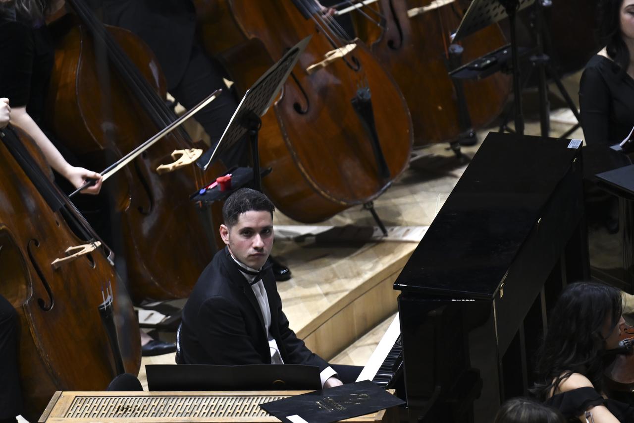 'Dünya Korolar Günü' coşkusu: Üç büyük koro 'Carmina Burana' için sahnede buluştu