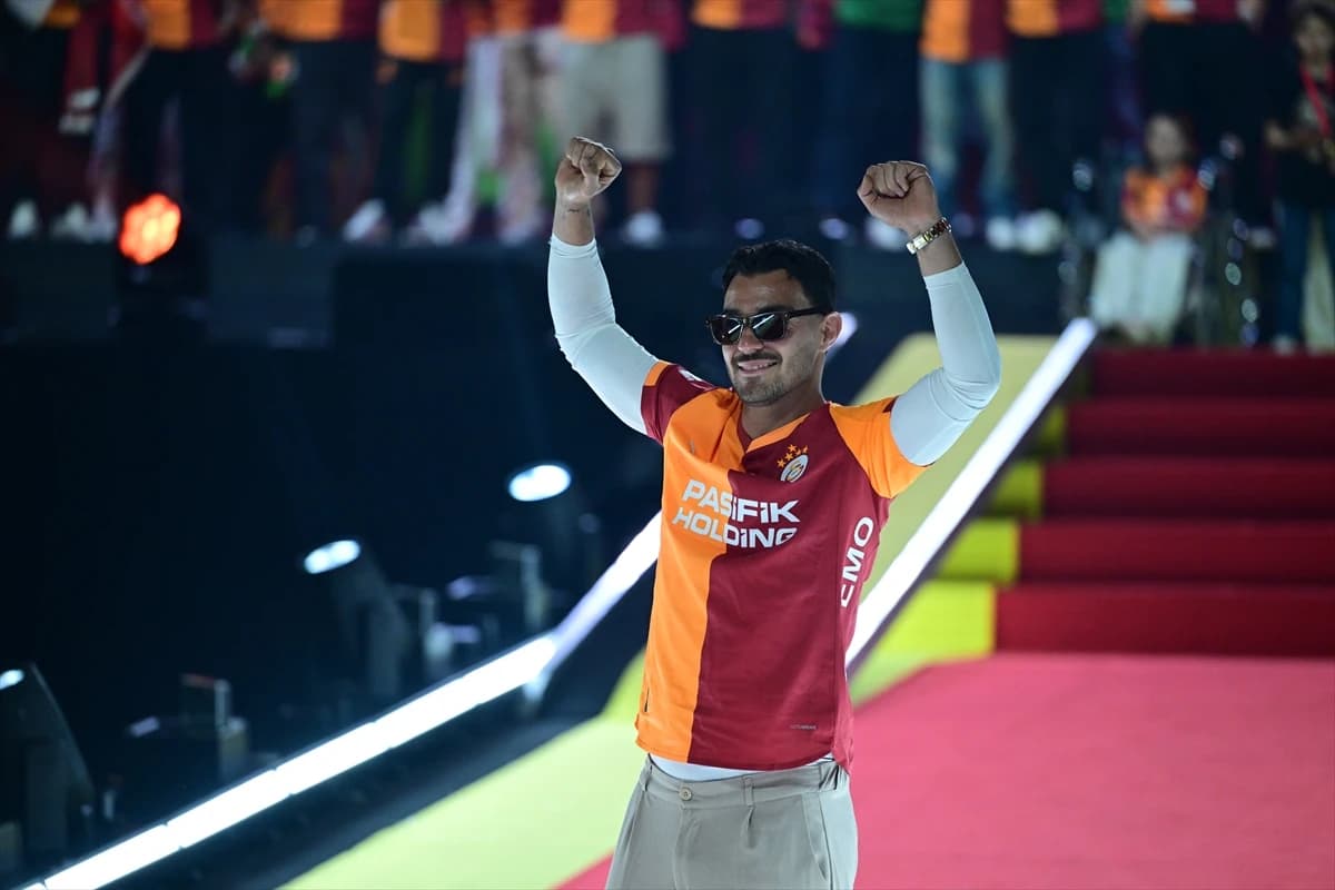Galatasaray 26. şampiyonluk kupasını RAMS Park'ta kaldırdı
