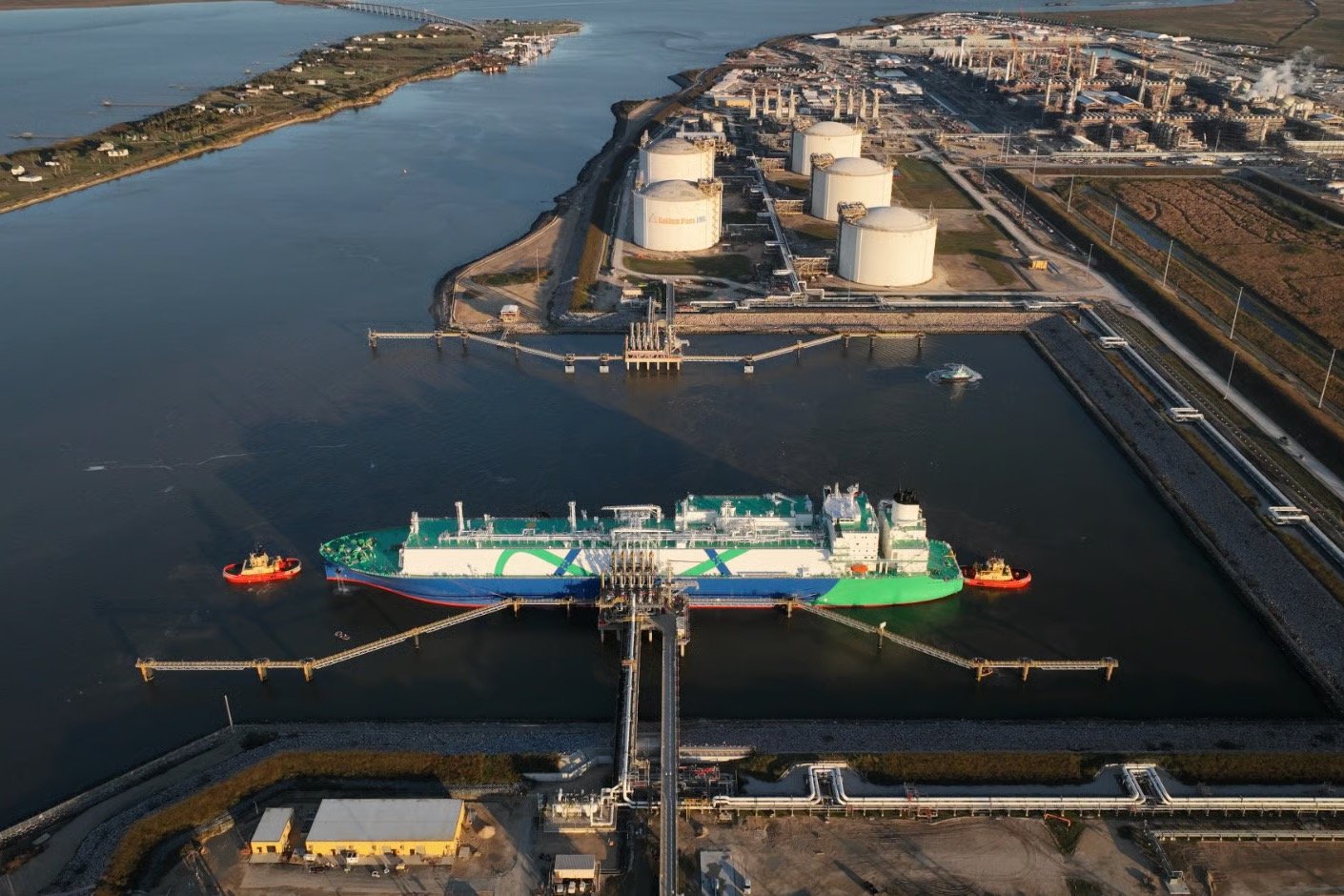 Hormuz Closure Forces Qatar to Secure $1 Billion in US LNG