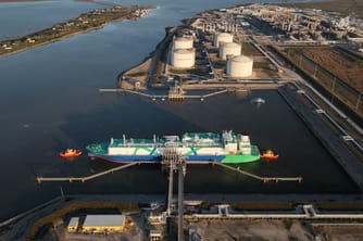 Hormuz Closure Forces Qatar to Secure $1 Billion in US LNG