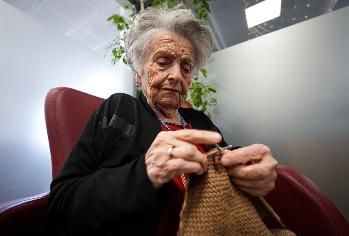 100 yıllık çınarın doğum günü dileği gerçek oldu: İzmir'de asırlık kutlama