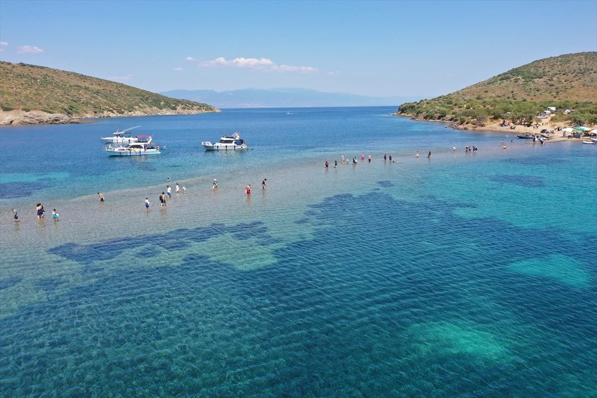 Denizden yürüyerek karşıya geçiyorlar