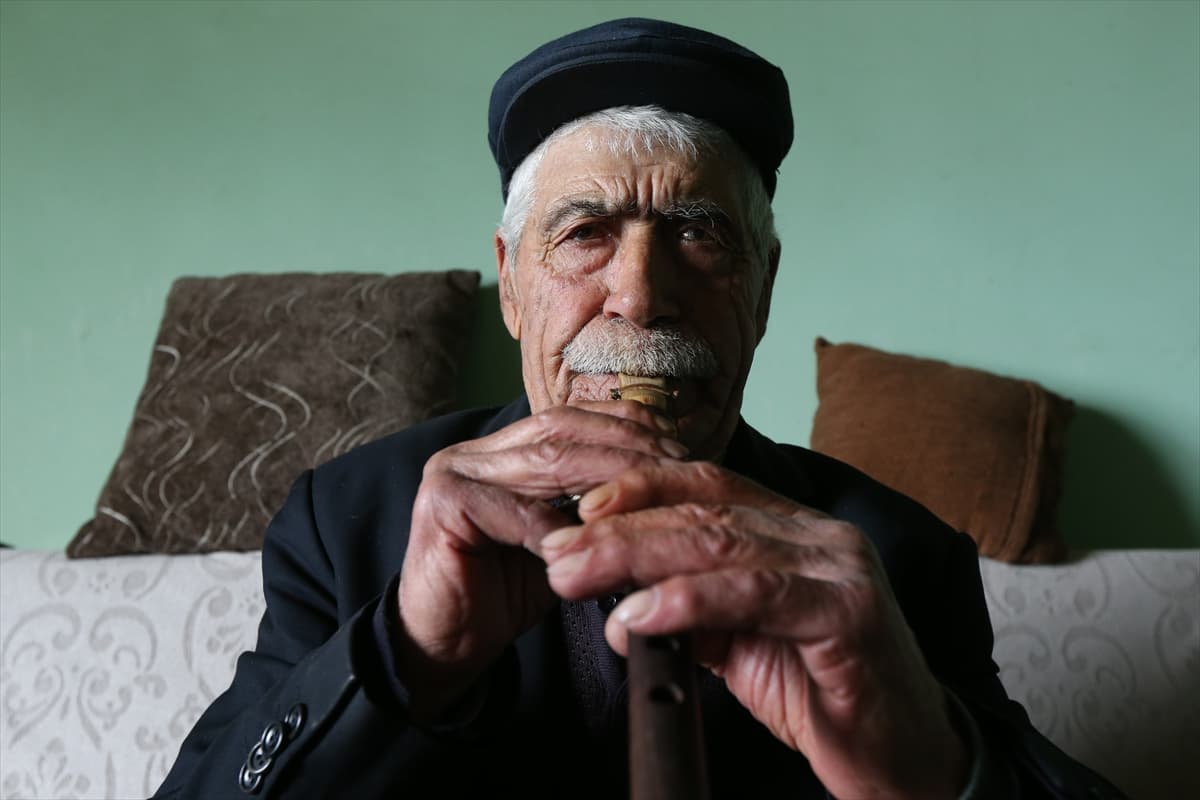 Karslı Nazim dede, meyini bu kez hastalar için çaldı
