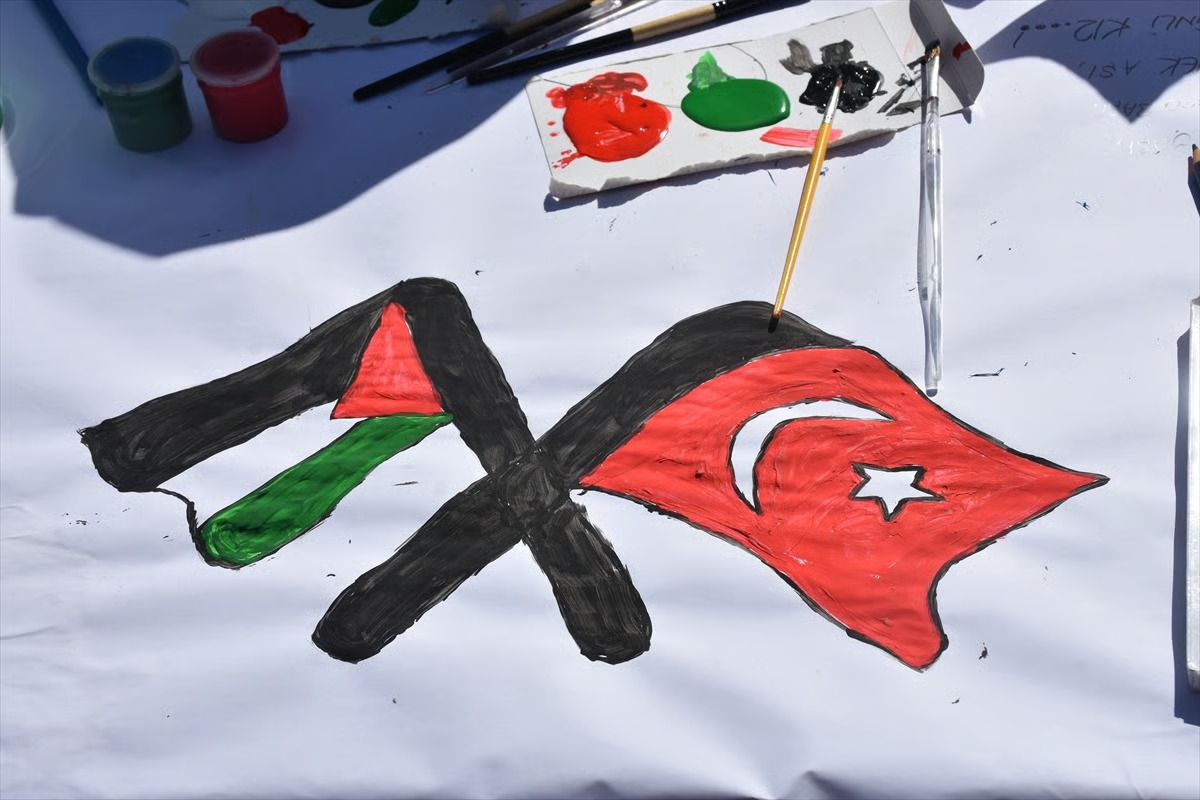 "Filistinli çocuklar için çiz" etkinliği düzenlendi