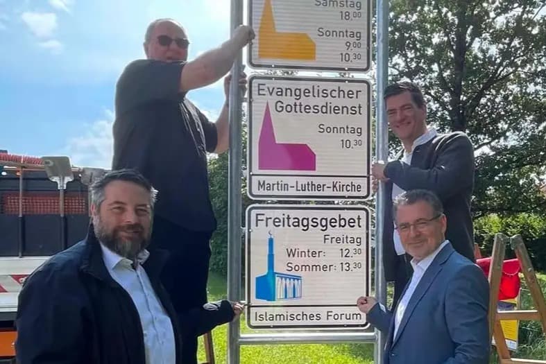 Almanya'da ilk: Şehir tabelasında cuma namazı bilgisi