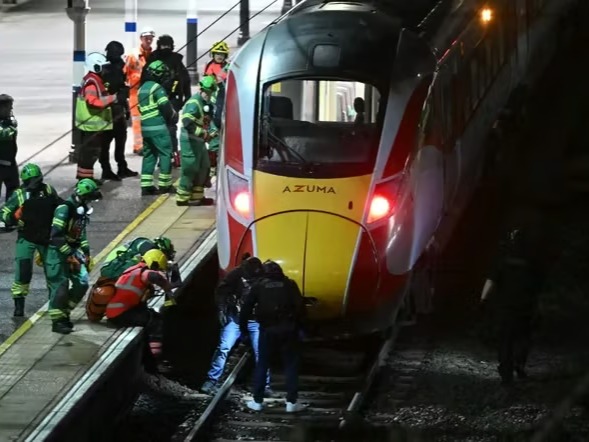 İngiltere’de trende bıçaklı saldırı: 10 yaralı