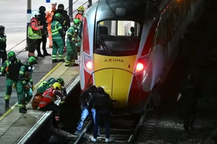 İngiltere’de trende bıçaklı saldırı: 10 yaralı