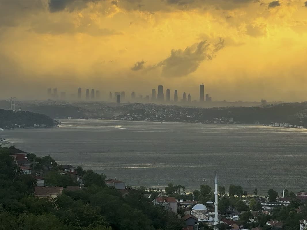 İstanbul'da kuvvetli fırtına hayatı olumsuz etkiledi
