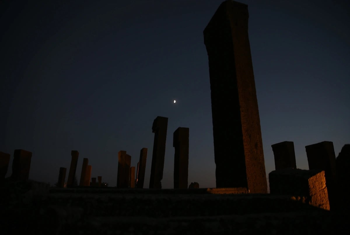 Selçuklu Meydan Mezarlığı gece görüntülendi