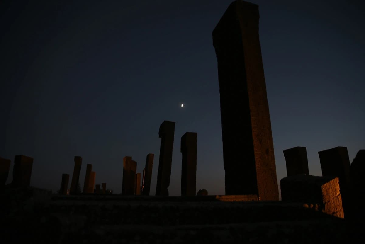 Selçuklu Meydan Mezarlığı gece görüntülendi