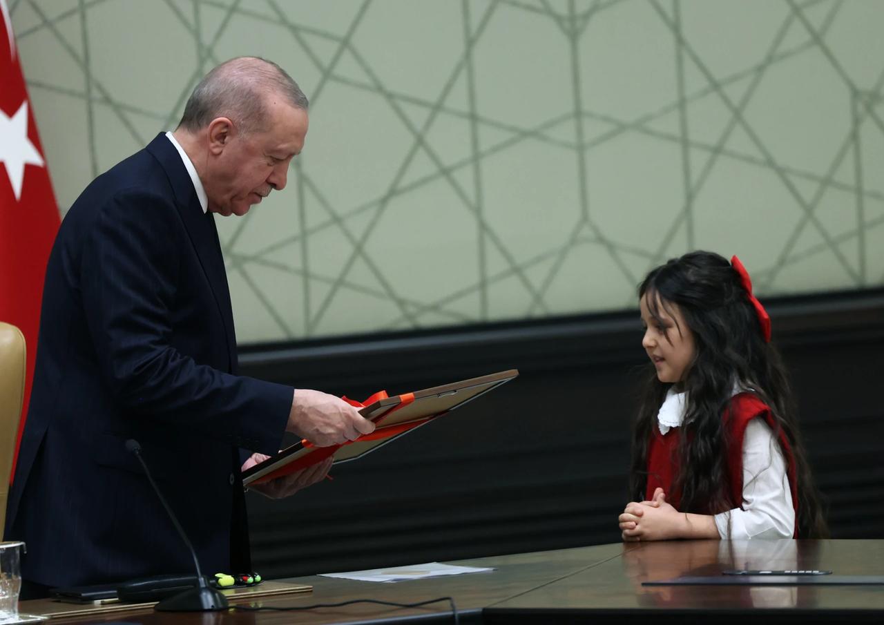 Cumhurbaşkanı Erdoğan 23 Nisan dolayısıyla çocukları makamında ağırladı