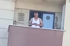 Balkonda şarjör doldurmuştu! Gözaltına alınıp serbest kaldı