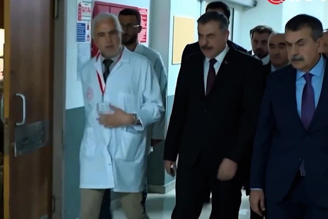 Bakanlar Manisa'da yaralı öğrencileri ziyaret etti