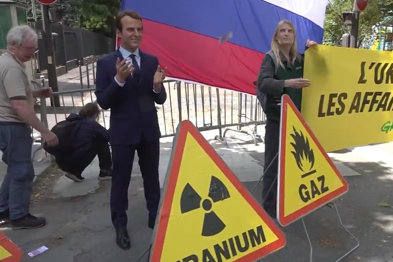 Greenpeace üyeleri Macron'un heykelini çaldı 