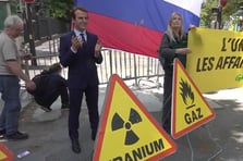 Greenpeace üyeleri Macron'un heykelini çaldı 