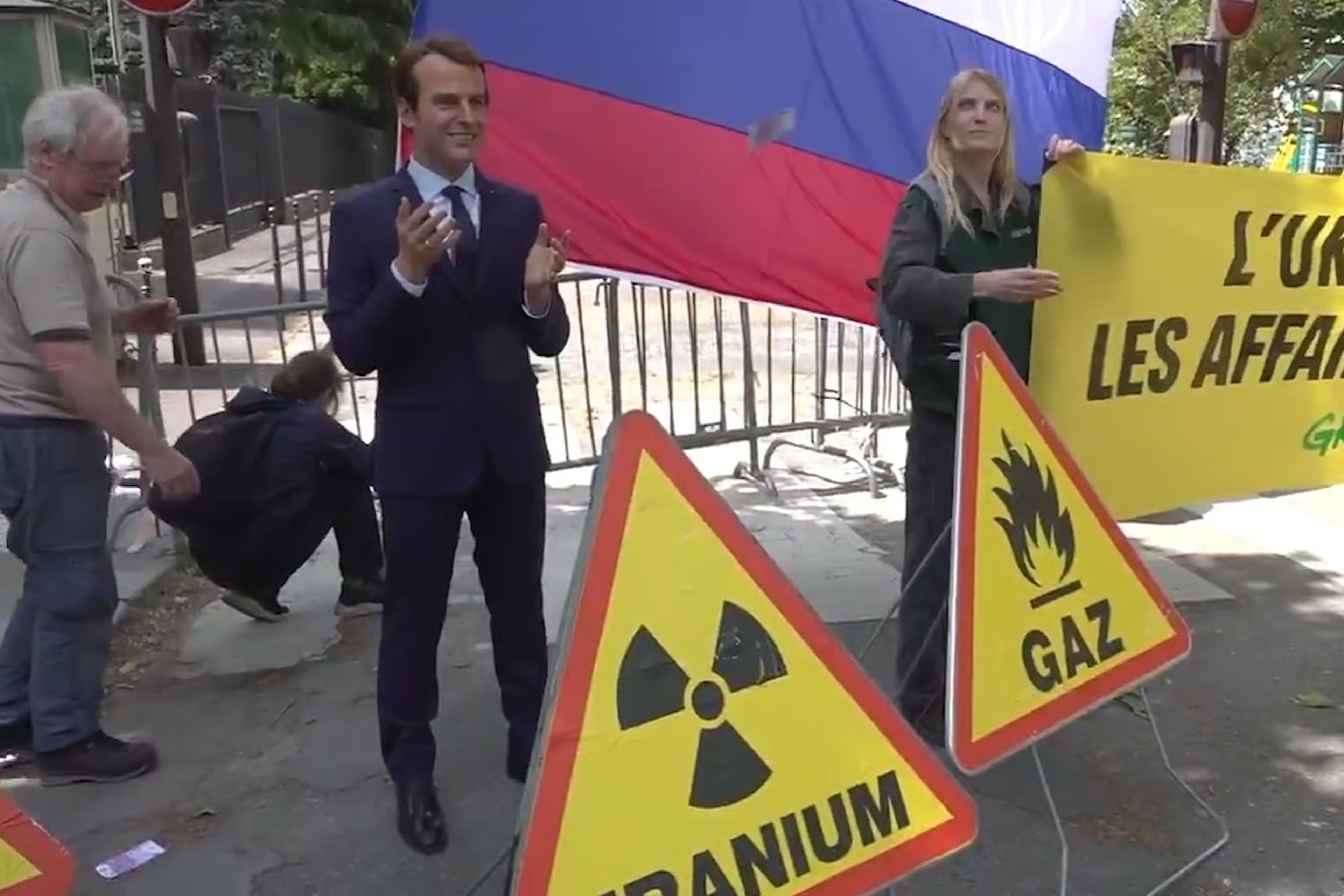 Greenpeace üyeleri Macron'un heykelini çaldı 