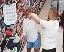 Kızının önünde annesini darp etti