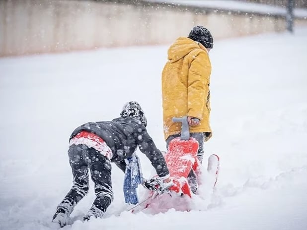 Kar yağışı eğitimi vurdu! Valiliklerden peş peşe tatil açıklaması
