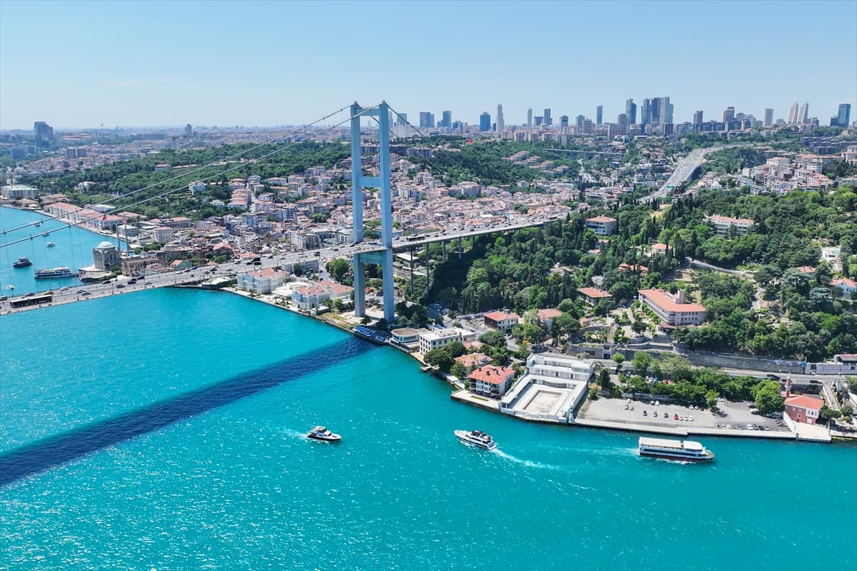 İstanbul Boğazı'nın turkuaz rengi büyüledi