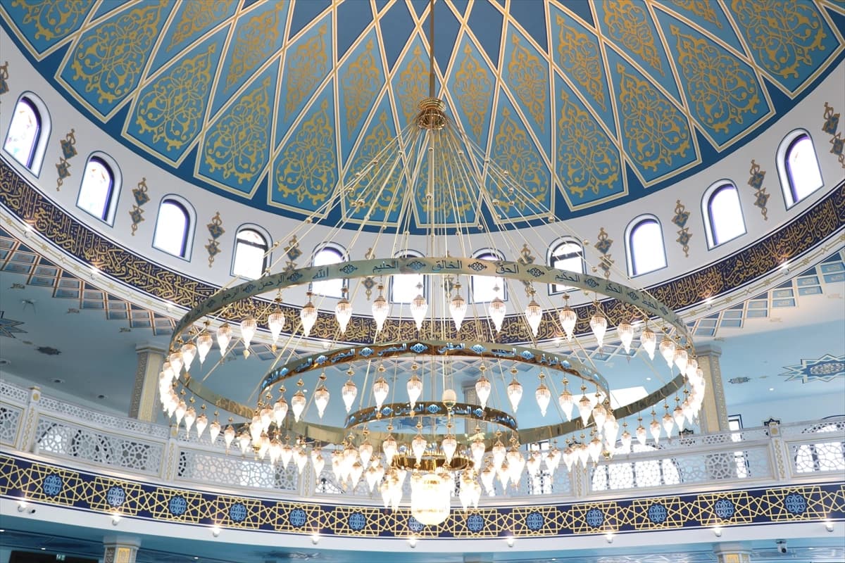 Eyüp Sultan Camisi Fransa'da ibadete açıldı