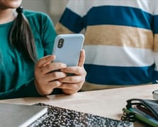 Fransa'da ortaokullarda telefon yasağı yürürlüğe girdi