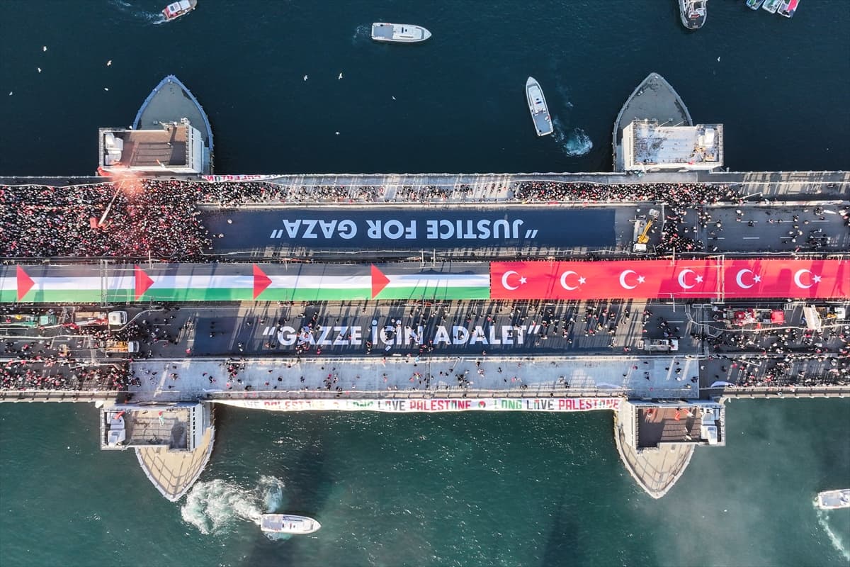 Galata Köprüsü’nde tarihi gün: Spor kulüpleri ve federasyonlar Filistin için birleşti