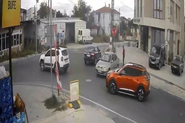 Geri manevra yaparken "DUR" tabelasına çarptı öfkesini tabeladan çıkardı
